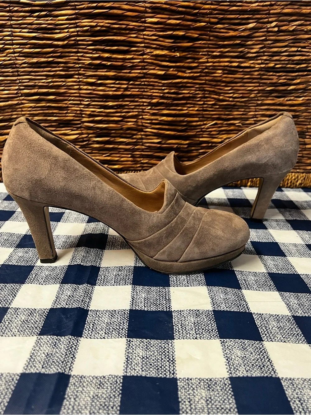 Clarks Artisan Sz 8 Delsie Joy Pump Platform Heel Taupe Gray Brown Suede Leather